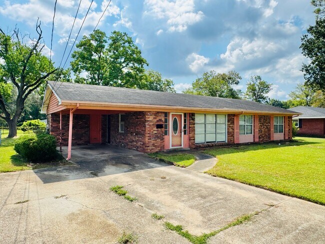 Foto del edificio - 3-Bedroom -Bright, Charming, and Move-In R...