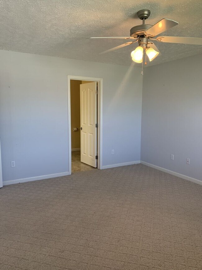 Building Photo - 3 Bedroom 2 Bath Home with GARAGE