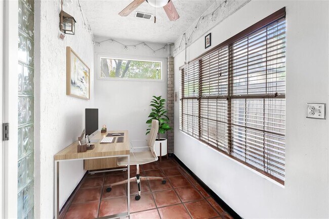 Foto del edificio - 1307 Kinney Ave