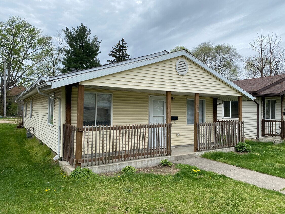 Primary Photo - 627 Studebaker St