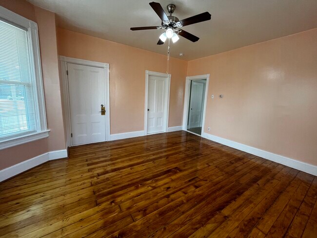 Building Photo - 362 Lonsdale Ave