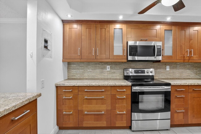 Building Photo - 830 S Hollybrook Dr