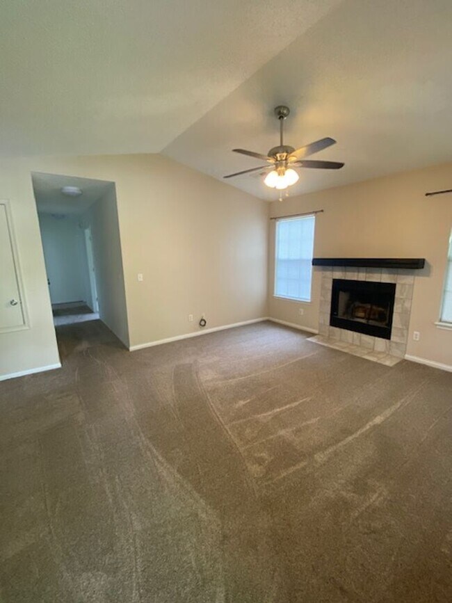 Foto del edificio - Super Cute 3 Bedroom Home Coming Soon!