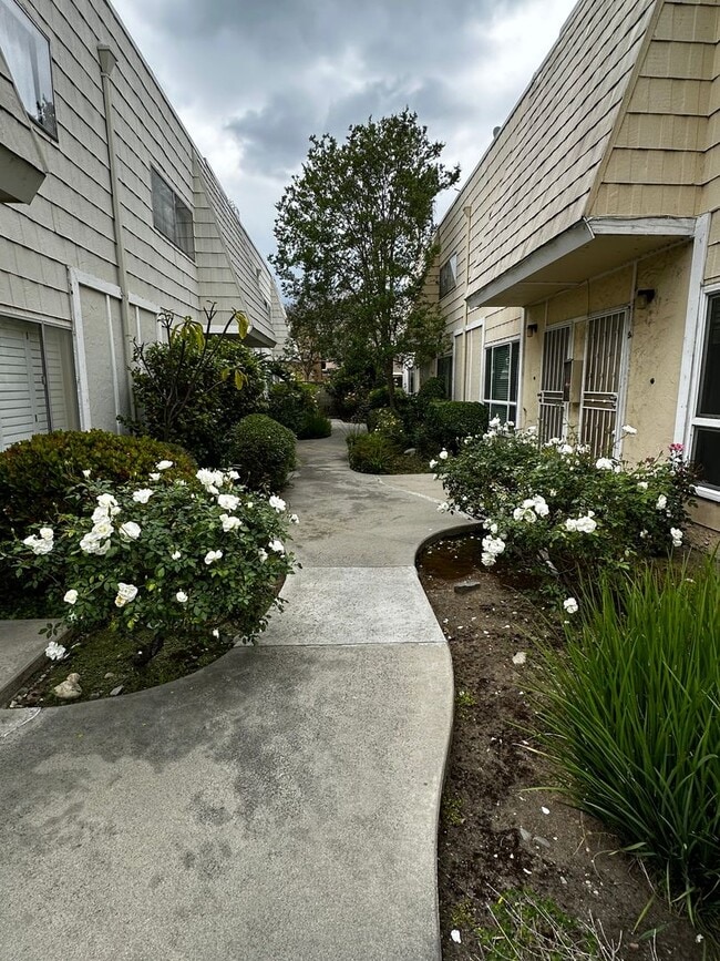 Building Photo - 2 Bedroom 1.5 Bath Townhome