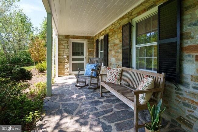 Foto del edificio - 821 Pretty Brook Rd