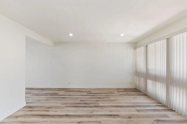Foto del edificio - 445 Bradshaw E Ln