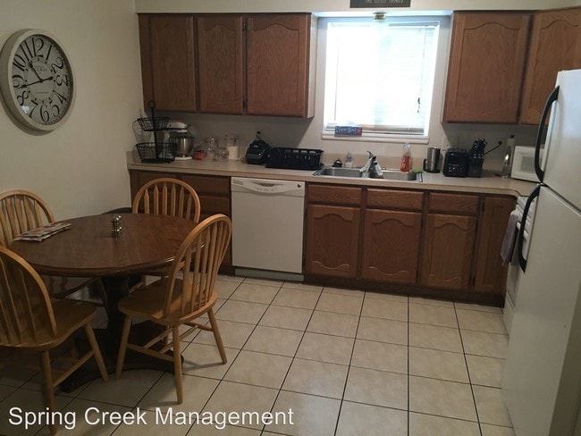 Building Photo - 163 N Center St