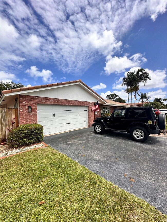 Building Photo - 1098 NW 15th Ave