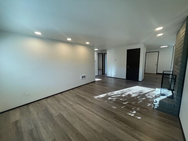 Foto del edificio - **906 NE 21st Ave, Hillsboro OR 97124**