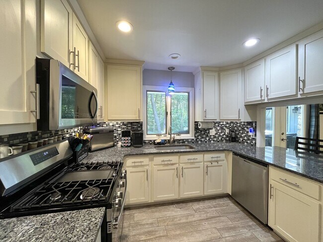 Foto del edificio - ONE-OF-A-KIND RENTAL ON 16 ACRES | UPDATED...