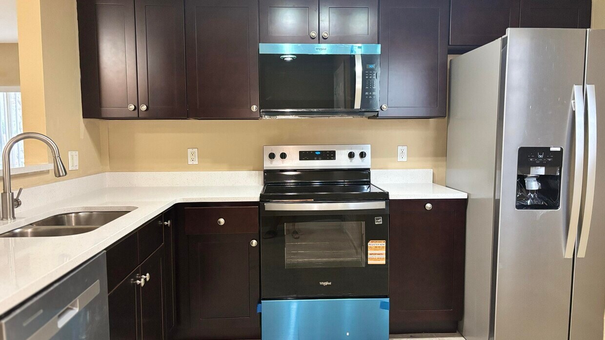 Foto principal - 1103 Golden Lakes Blvd