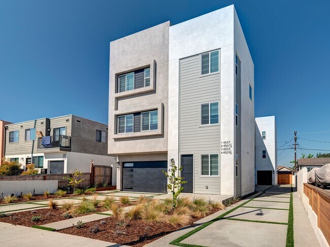 Building Photo - Fantastic Multi-Level Townhome - 3 bed 3 b...