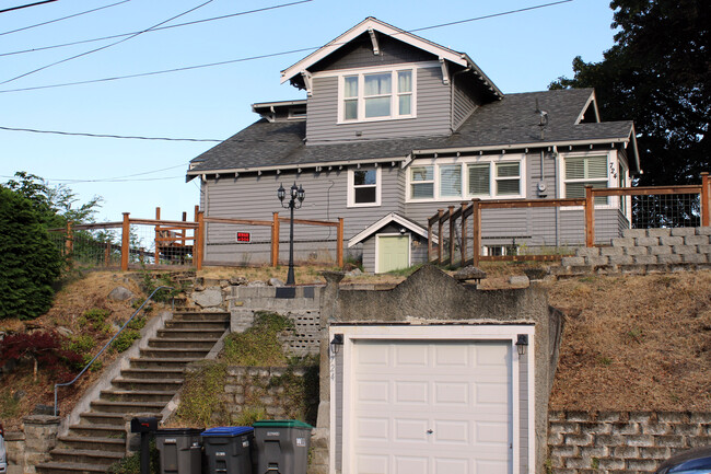 Building Photo - 724 S Summit Ave