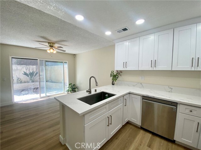 Building Photo - 3 Cll Del Rey