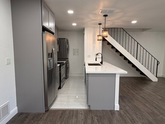 Building Photo - 5532 Spinnaker Dr