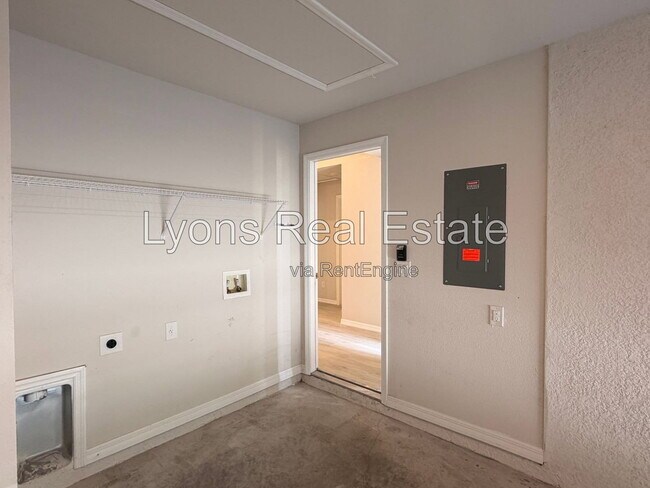 Building Photo - 10499 Pendleton Ave