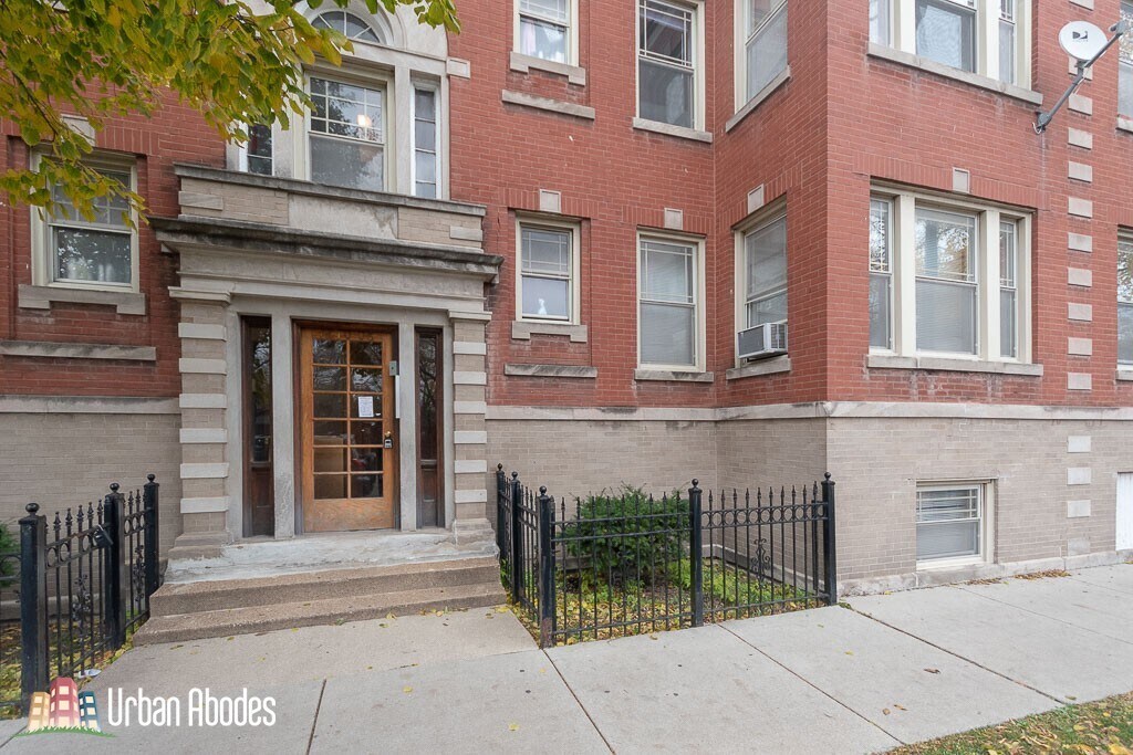 Foto principal - 1208 W Montrose Ave
