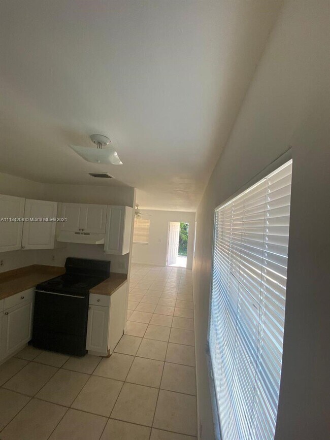 Foto del edificio - 235 SW 12th St