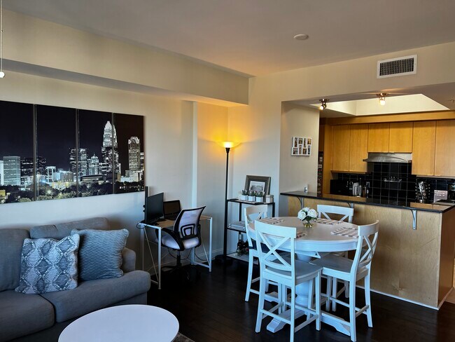 Foto del edificio - 300 W 5th St