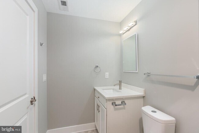 Foto del edificio - 2729 W Glenwood Ave