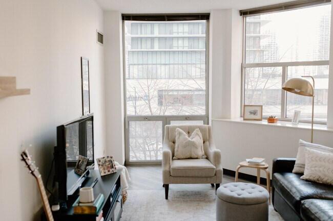 Building Photo - 222 N Columbus Dr