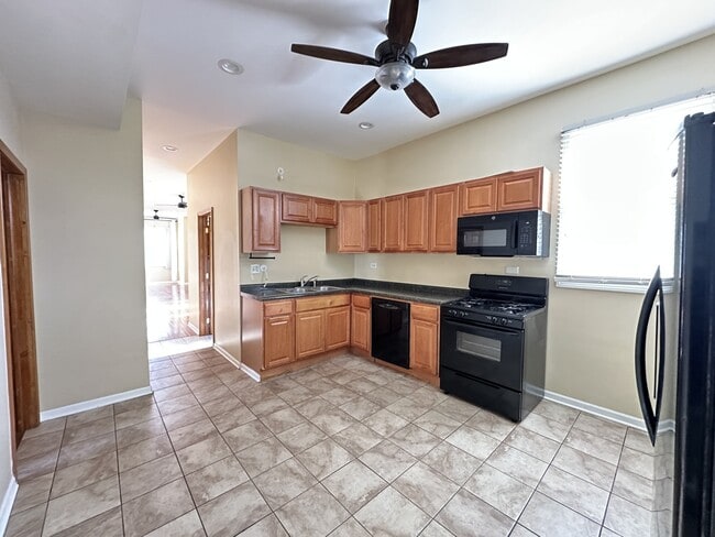 Foto del edificio - 2028 N Hamlin Ave