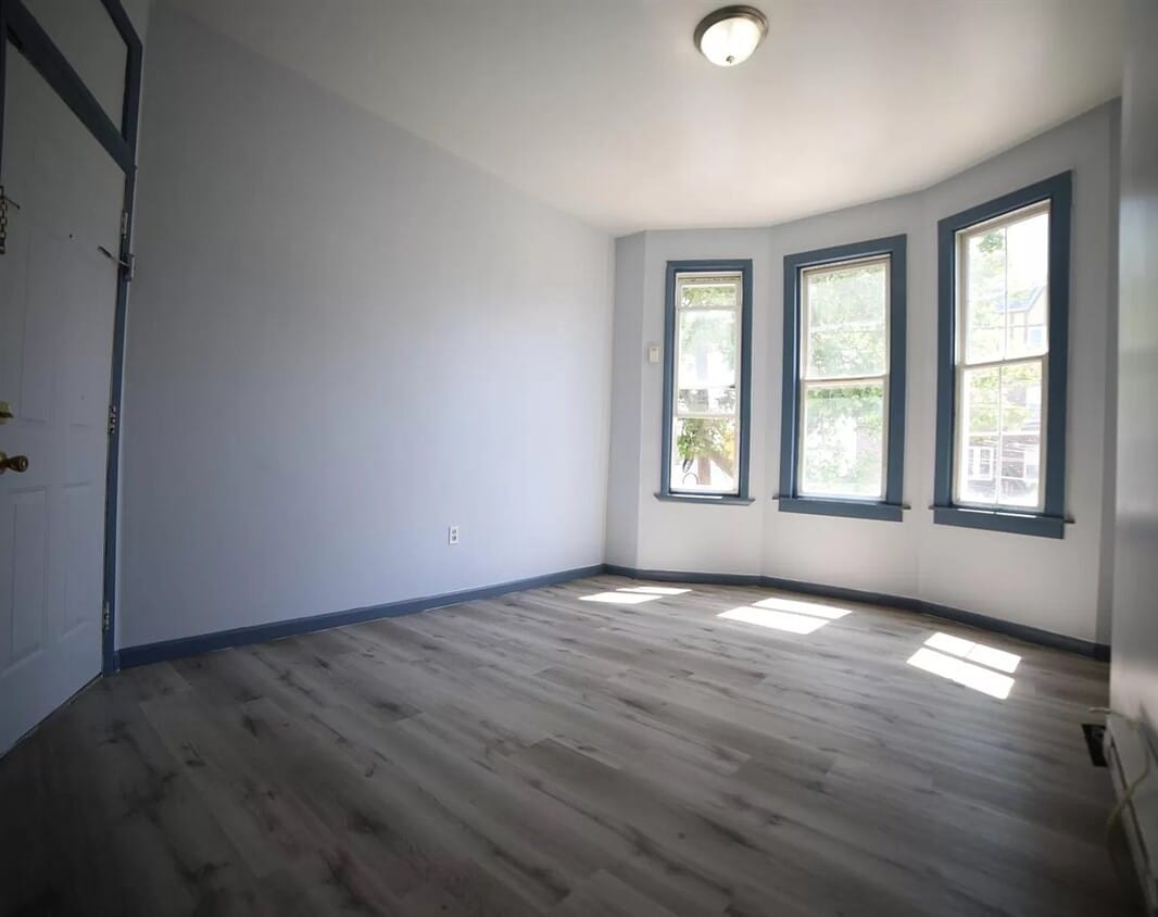 Primary Photo - 3657 KENNEDY Blvd