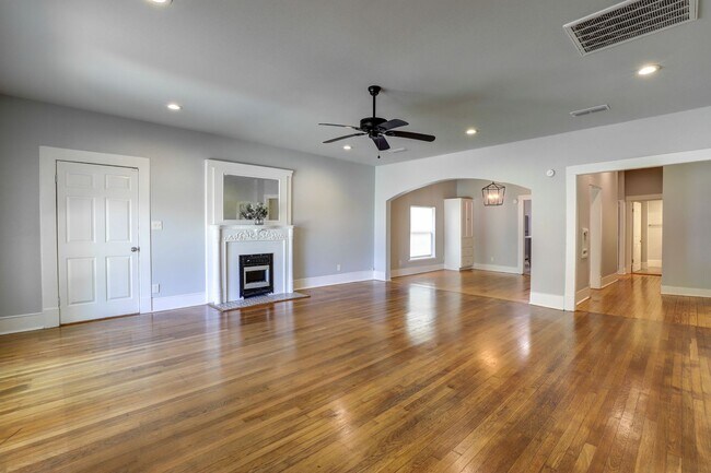 Building Photo - 3 Bedroom 2 Bathroom House in Texarkana, TX