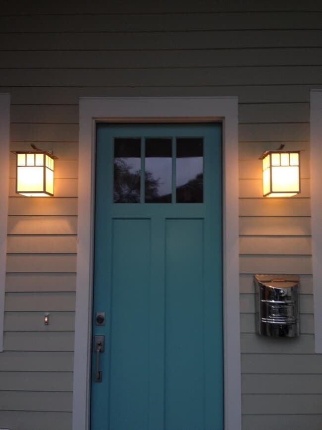 Building Photo - 905 W 15th 1/2 St