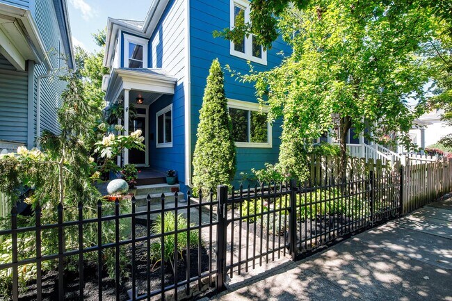 Foto del edificio - 483 Stanley Ave
