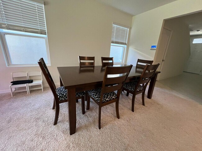 Foto del edificio - Beautiful 5 bedroom, 3 bath, 2 car garage ...