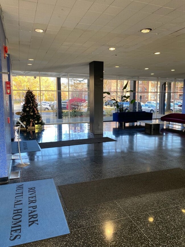 Building Photo - Large 744 sq.ft. 1 bedroom in historic Riverpark DC building