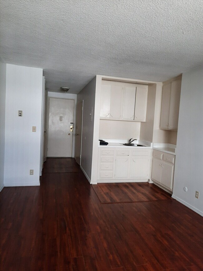 Building Photo - 501 S Kenmore Ave