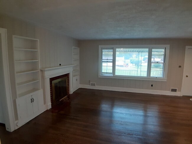 Building Photo - Pulaski, 2BR / 1 BA, Available July 28th