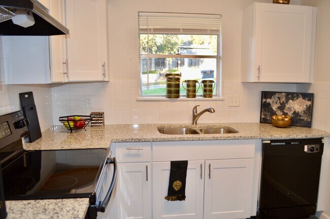 Foto del edificio - Beautifully remodeled 4 bedroom 2 bath hom...