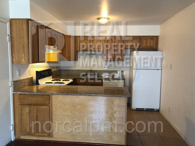 Building Photo - Updated 3 bed 2 bath duplex!