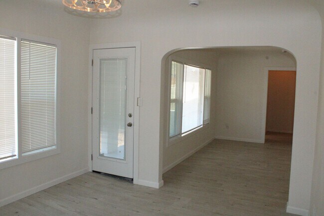 Foto del edificio - Three Bedroom, 1 1/2 Bathroom Single Famil...