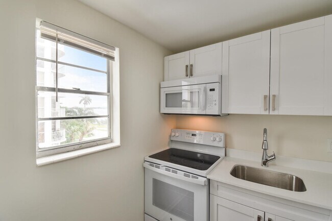 Building Photo - 3907 S Flagler Dr