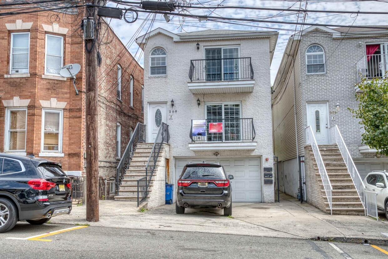 Primary Photo - 208 68th St