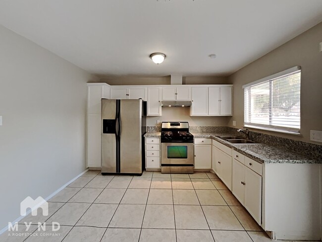 Foto del edificio - 1368 S Christy Ln