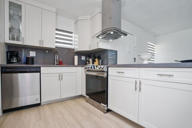 Building Photo - Blue Door Duplex- Cozy, Renovated, Parking