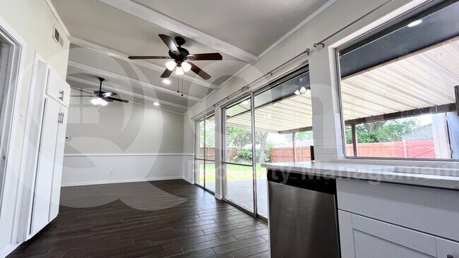 Building Photo - 3300 Sharon Cir