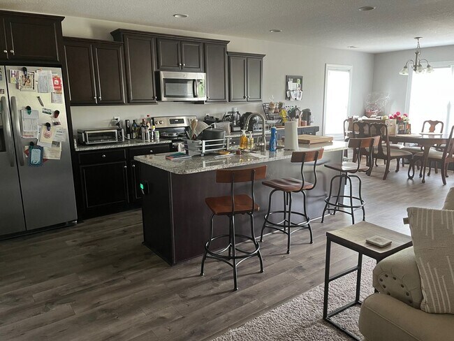 Building Photo - Home close to beach and bases.