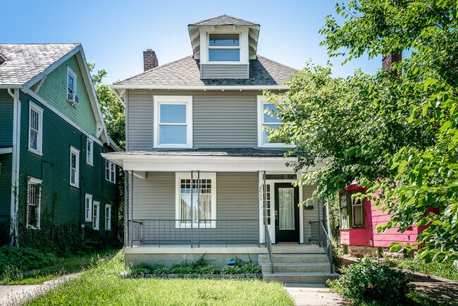 Exterior - Fachada - 2435 Summit St