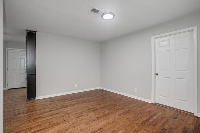 Building Photo - $1,000 Move In Special – First Month with 18 Month Lease