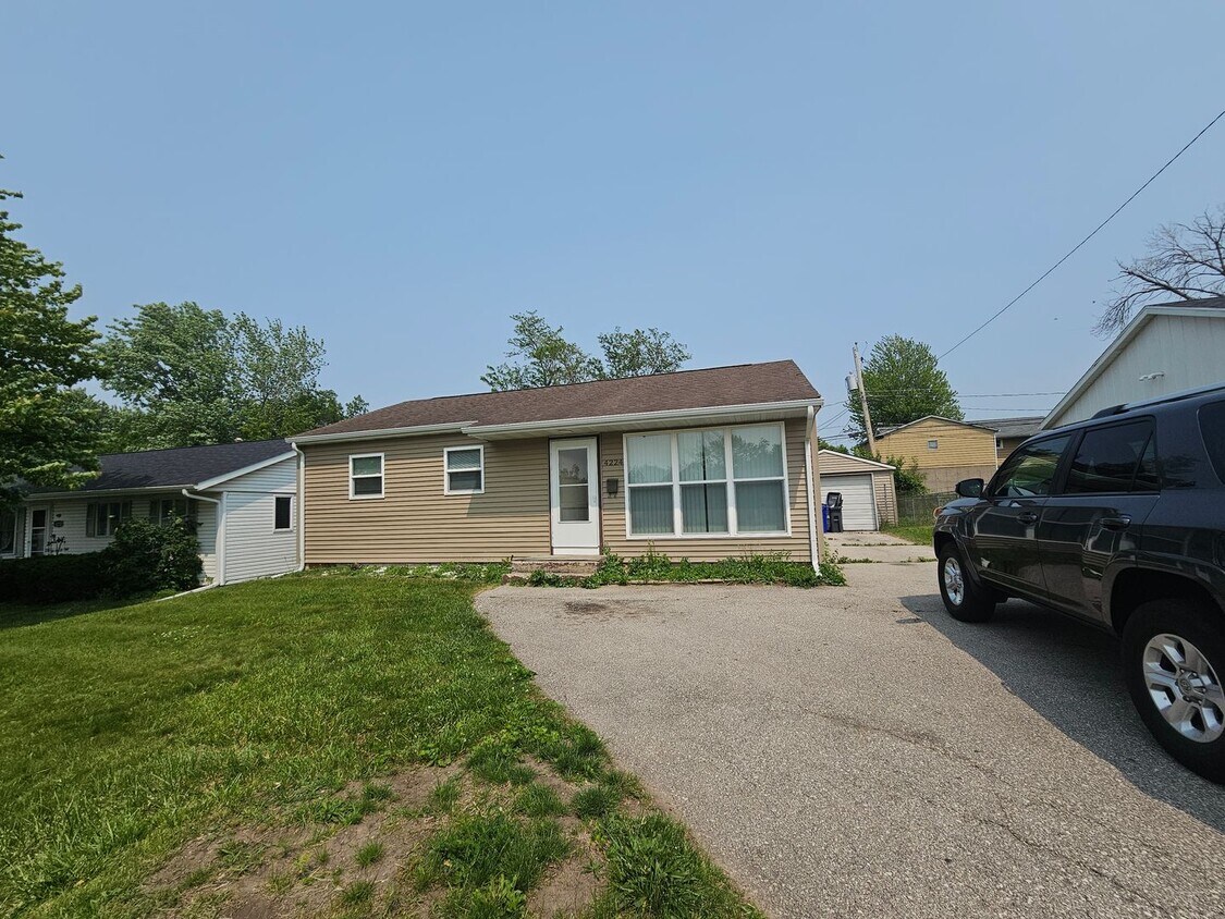 Foto principal - NE 2 bedroom 1 bath with fenced yard, near...
