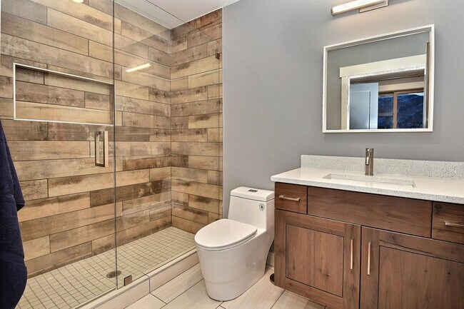Building Photo - Gorgeous Top Floor Prospector Condo!