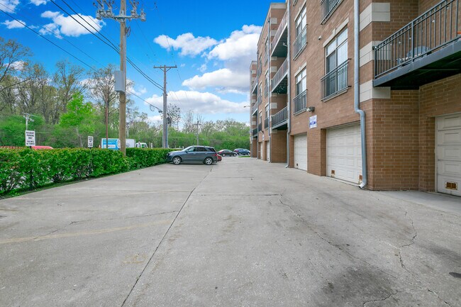 Building Photo - 6425 W Touhy Ave
