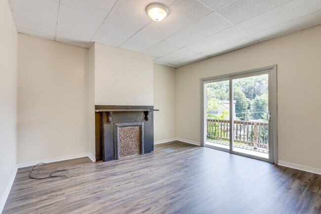 Building Photo - Available August 2026 - 3 Bedroom Home w/ Central AC & Spacious Yard!