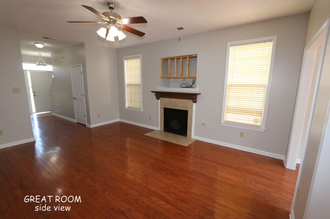 Building Photo - LARGE OPEN FLOOR PLAN - WALK TO CORDOVA SC...